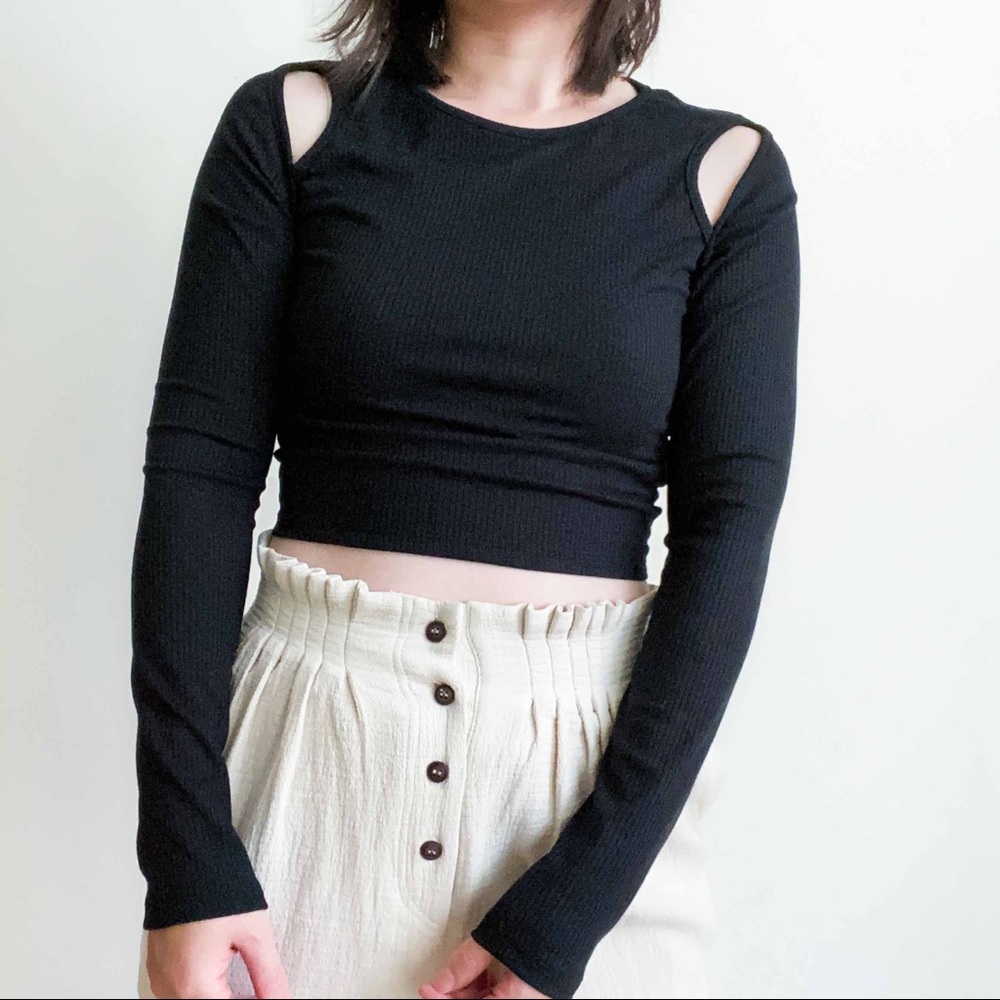 NWT ribbed cutout shoulder crop tee in black